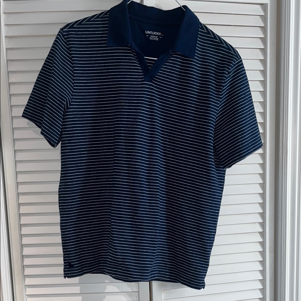 UNTUCKit Men's Blue and White Striped Polo
